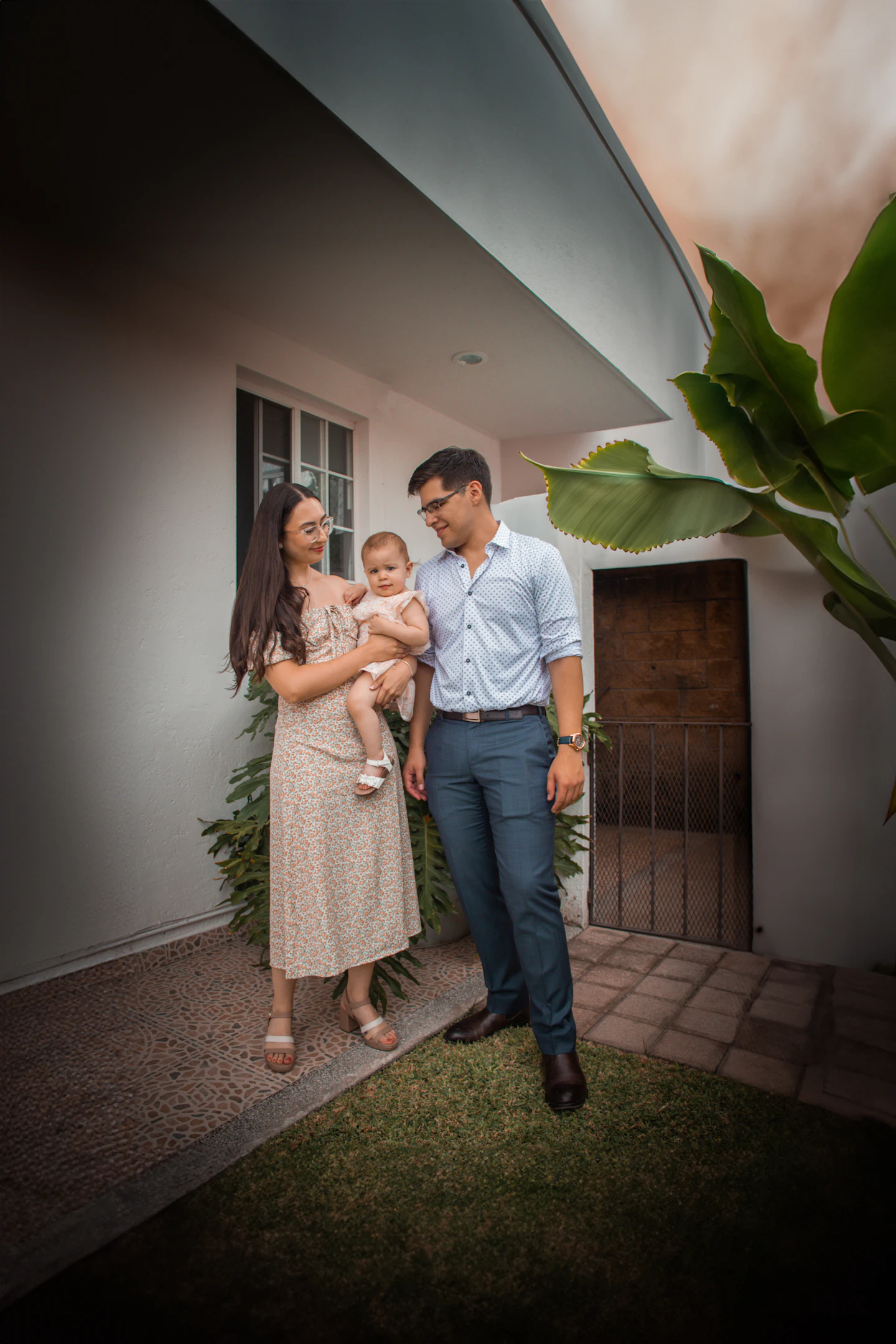 Familia frente a su nueva casa con Solo en Preventa